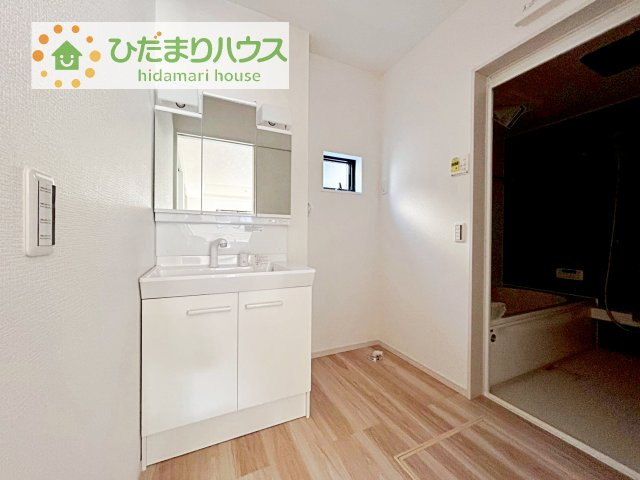 【独立洗面台】 | 牛久市刈谷町9期　新築戸建 | 三面鏡の大きな鏡は憧れます(^^♪
鏡の後ろは収納となっていて、細かいものでも収納できるのでスッキリと整理できます！