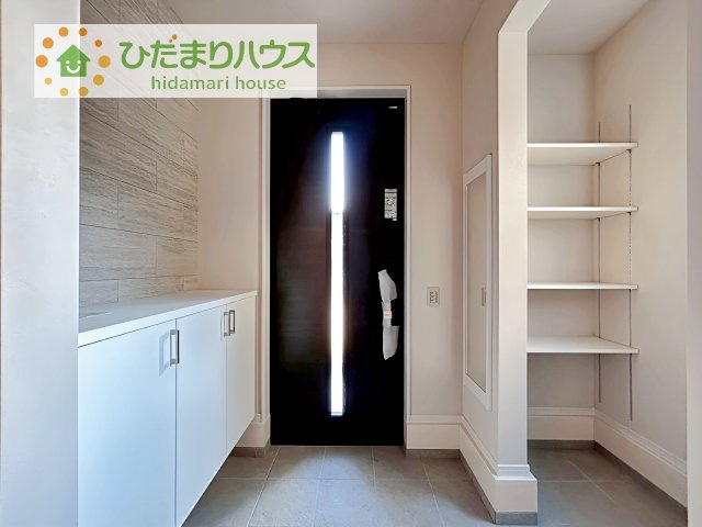 【玄関】 | 牛久市刈谷町9期　新築戸建 | 土間の玄関シューズクロークならアウトドア用品やベビーカーも土汚れを気にせずスッキリ収納できます！