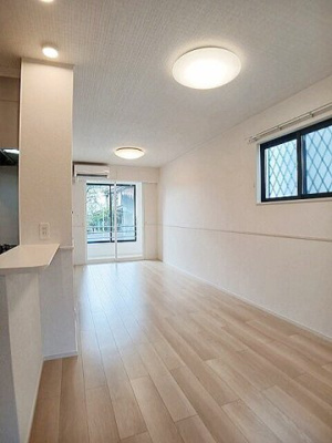 【居間・リビング】 | プレミアム２７番館 | こちらのリビングで趣味の時間をお楽しみください