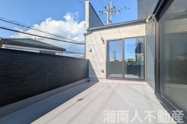 藤沢市鵠沼橘２丁目８－４１新築戸建てのバルコニー|バルコニーからの眺めを楽しみながら食事をしませんか