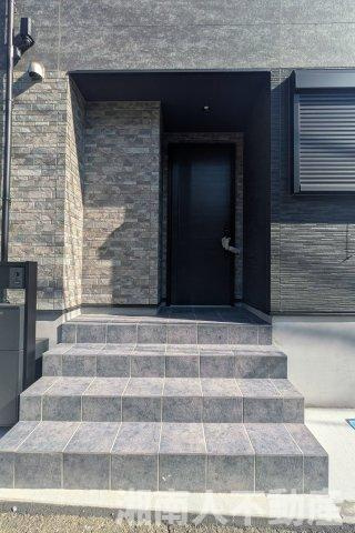 藤沢市鵠沼橘２丁目８－４１新築戸建ての玄関|明るい玄関です
