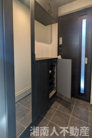 藤沢市鵠沼橘２丁目８－４１新築戸建ての玄関|収納もある玄関です