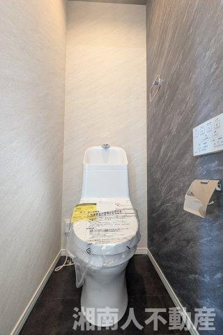 藤沢市鵠沼橘２丁目８－４１新築戸建てのトイレ|落ち着いたトイレです