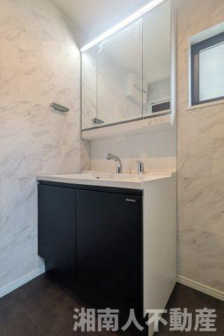 藤沢市鵠沼橘２丁目８－４１新築戸建ての独立洗面台|独立洗面台で身支度をすべて済ませてしまいましょう