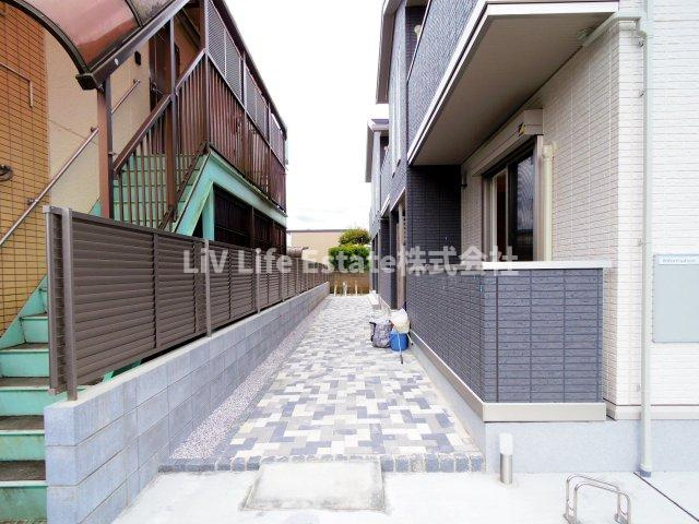 小平市鈴木町２丁目のアパートのエントランス