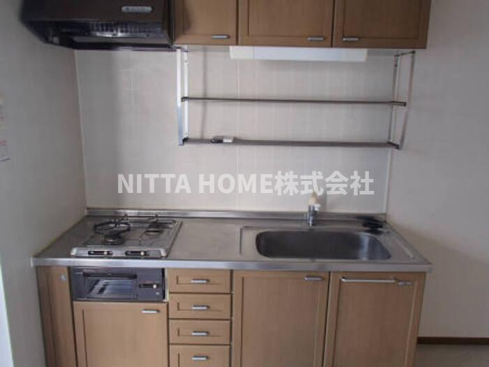 アルルフラッツのキッチン|明るいキッチンですね◎