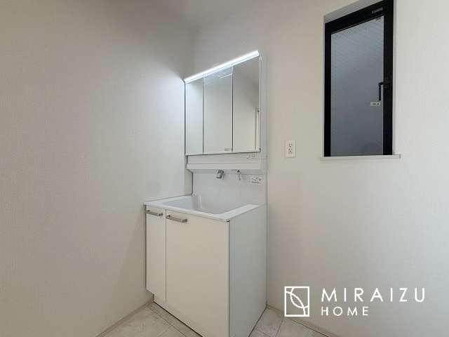 【独立洗面台】 | 洗濯機置き場、脱衣スペースもしっかりと確保されている洗面室。
水回りが集結した間取りなので、お料理やお洗濯物、お掃除の同時進行も可能です。