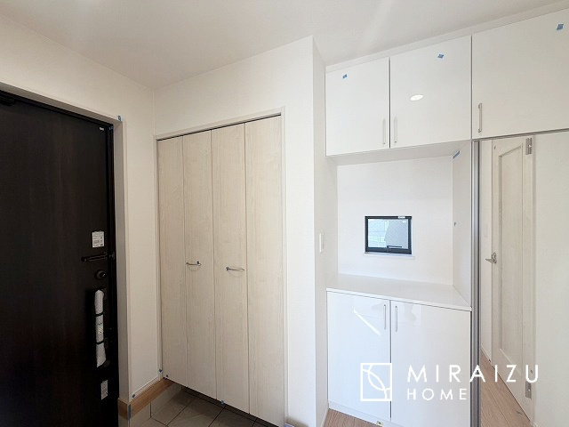 【玄関】 | 永く住むからこそシンプルで飽きのこないデザインに。ただいま、おかえりの温かな声が聞こえる玄関。