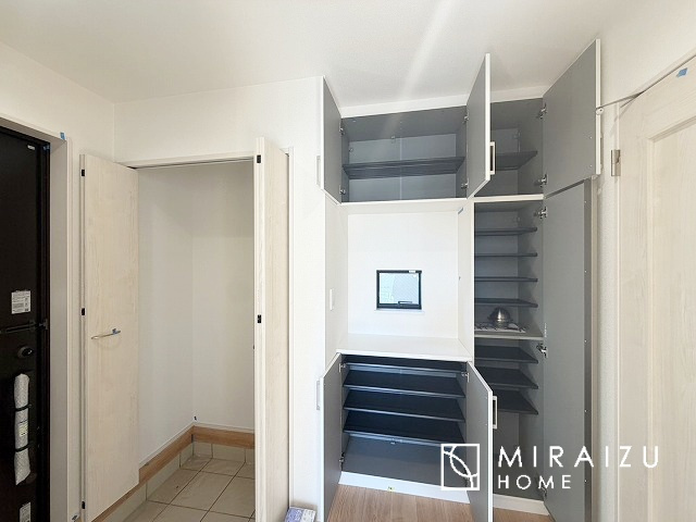 【玄関】 | 建物完成につき、実際のお部屋をごゆっくりご見学いただけます。お休みの日にご家族で見学はいかがでしょう。