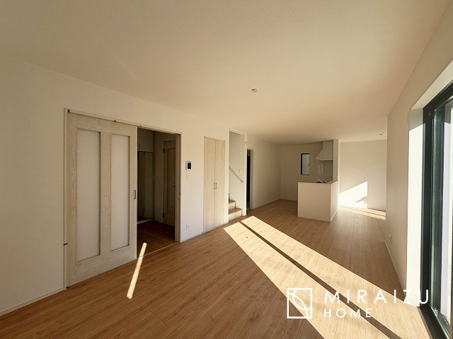 【居間・リビング】 | 平日・休日問わず、いつでもご見学が出来ます♪☆実際に見て、触れて感じる安心のお住まい探しを体験して下さい♪☆物件情報だけでなく、地域の特色などなどエリア情報もお伝え出来たら嬉しいです♪