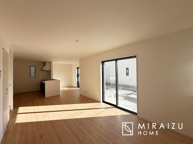 【居間・リビング】 | 食事を取るスペースもリラックスしてくつろげるスペースもお子さんが勉強するスペースも兼ね備えたリビングダイニング。