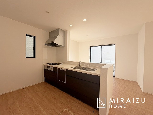 【キッチン】 | 広々としたキッチンは大きな深型シンク、3口コンロ、換気扇、大きなお鍋から小物まで取り出しやすさを考えられた引き出し収納の付いたシステムキッチンです。