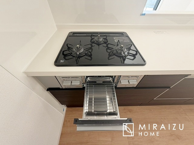 【キッチン】 | 収納力と機能性を備えたシステムキッチン。圧力鍋や大きなフライパンなどの調理器具から調味料など幅広く収納し、お料理のしやすいつくりになっています。