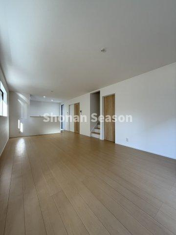 【居間・リビング】 | ご家族や友人を招けるゆとりあるリビング20.4帖！