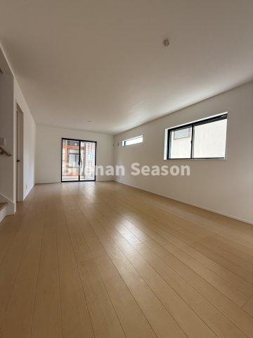 【居間・リビング】 | コミュニケーションが取りやすく、自然と会話も弾む「リビングイン階段」採用◎