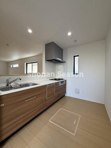 【キッチン】 | お掃除がしやすいタイプの換気扇！
作業スペースが広く、毎日の料理時間が楽しみになるシステムキッチン♪