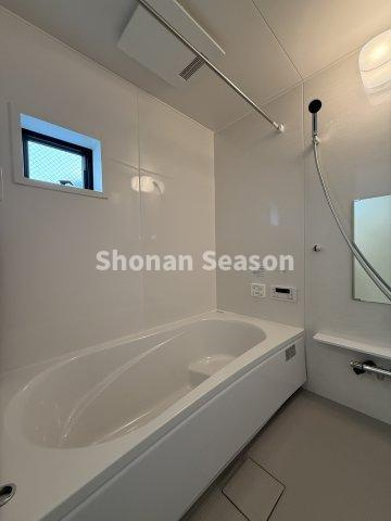 【浴室】 | 大人が足を伸ばしてくつろげる１坪タイプのバスルーム♪
入浴時間がバラバラでも安心の「追焚機能」付き！