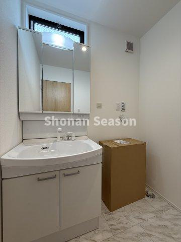 【独立洗面台】 | ミラー裏にもたっぷり収納をご用意！化粧品類やドライヤーなど洗面回りがすっきり♪