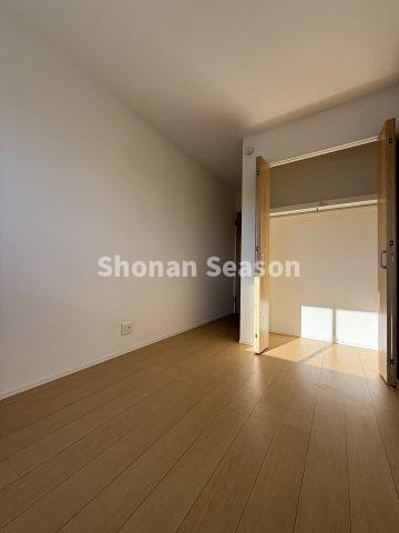 【洋室】 | 2面採光につき陽当たり良好！換気がしやすく空気の入れ替えがスムーズです◎