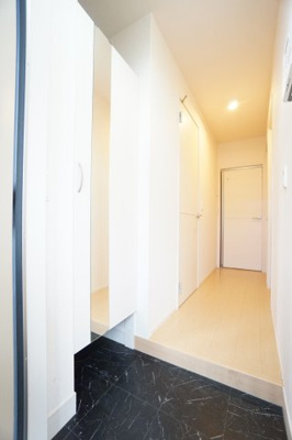 【玄関】 | テラスガーデン | ※同物件・反転タイプの写真です。