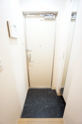 【玄関】 | テラスガーデン | ※同物件・反転タイプの写真です。