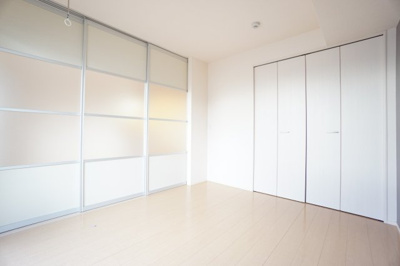 【洋室】 | テラスガーデン | ※同物件・反転タイプの写真です。