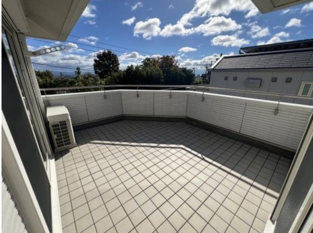 東山町　中古戸建のバルコニー|南西向きワイドバルコニー