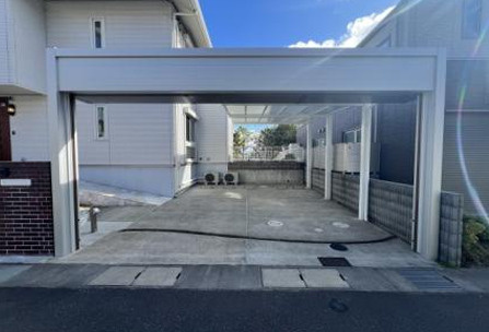 東山町　中古戸建の駐車場|電動シャッター付きカーポート（1台屋根付き＆EV用充電コンセント付き）
