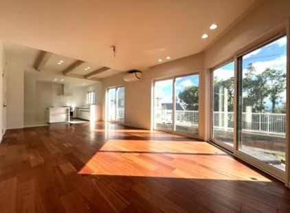 東山町　中古戸建の居間・リビング|LDK約20帖　明るく開放的なリビングスペース