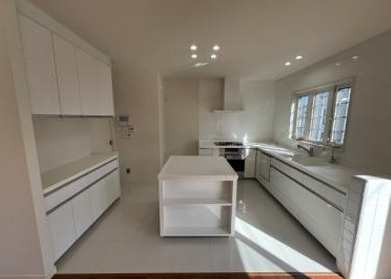 東山町　中古戸建のキッチン|使い勝手の良いL字型キッチン　背面にカップボードあり