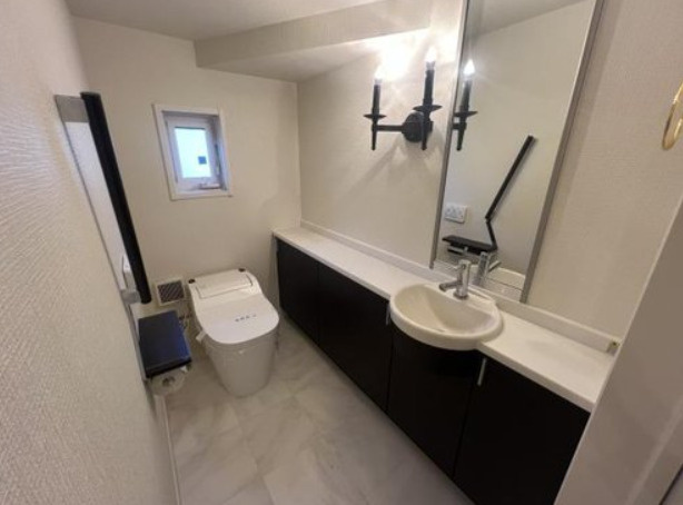 東山町　中古戸建のトイレ|温水洗浄便座付き　手洗いカウンターあり