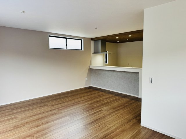 八王子市　上柚木　新築一戸建て　３期の居間・リビング|～20.2帖の明るく開放感のあるLDK、家族団欒の時間をお過ごしいただけます～