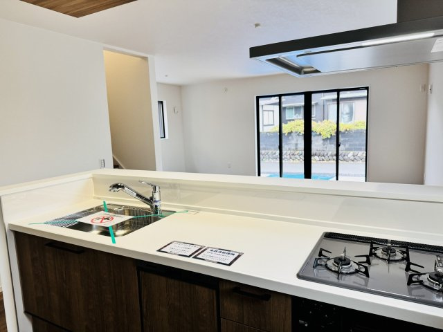 八王子市　上柚木　新築一戸建て　３期のキッチン|～３口コンロと広い調理台でお料理が捗ります～