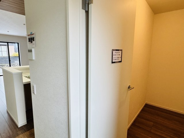 八王子市　上柚木　新築一戸建て　３期のキッチン|～キッチン裏には大容量収納可能なパントリーがあります～