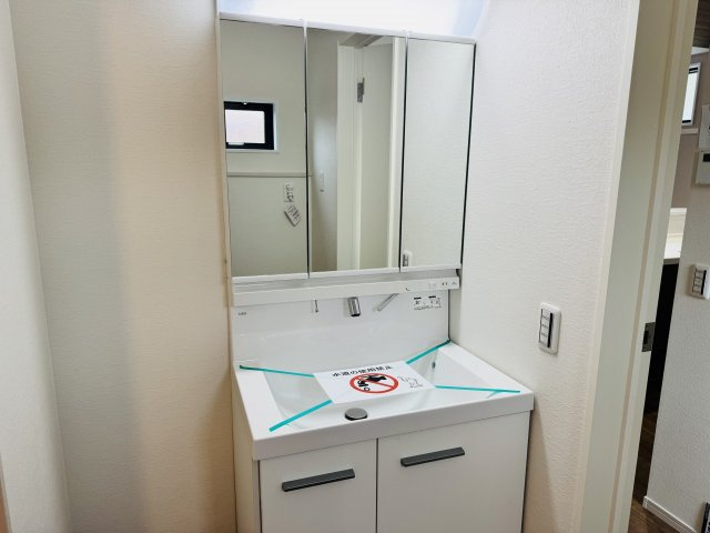 八王子市　上柚木　新築一戸建て　３期の独立洗面台|～３面鏡付きの独立洗面台　細々している物をスッキリ収納出来ます～
