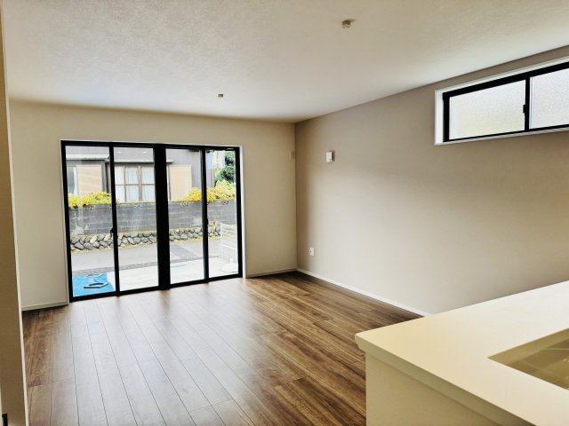 八王子市　上柚木　新築一戸建て　３期の居間・リビング|～20.2帖の明るく開放感のあるLDK、家族団欒の時間をお過ごしいただけます～