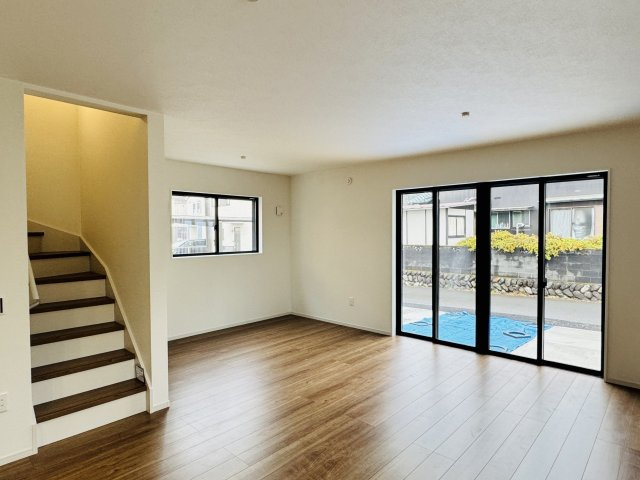 八王子市　上柚木　新築一戸建て　３期の居間・リビング|～20.2帖の明るく開放感のあるLDK、家族団欒の時間をお過ごしいただけます～
