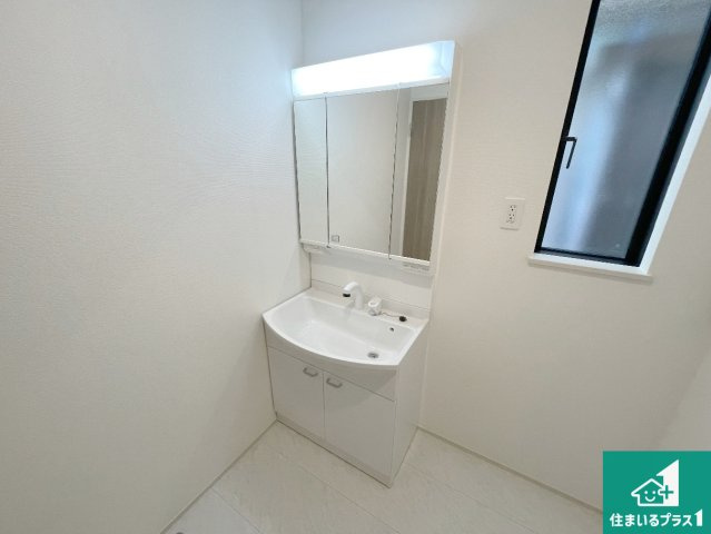 明石市大久保町西島　新築一戸建ての浴室|清潔感のある洗面台です。フラットな鏡は掃除がしやすく毎日清潔！鏡裏には収納があるのでスッキリとした洗面台が保てます。