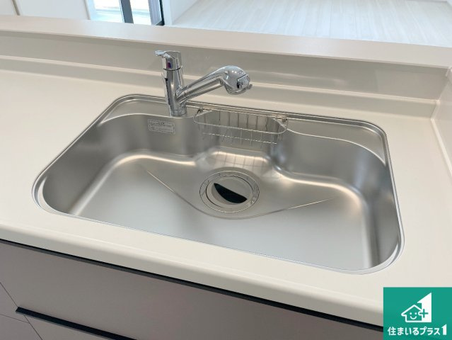 明石市大久保町西島　新築一戸建ての設備|蛇口の先端に浄水器を内蔵しています！原水と浄水、お湯と冷水、シャワーの切替えがワンタッチなので用途によって使い分けられます。