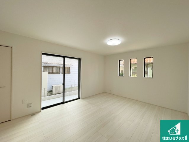 明石市大久保町西島　新築一戸建ての居間・リビング|日当たり良好の明るいリビングで朝の目覚めもスッキリできそう！対面キッチンでご家族のコミュニケーションも自然と増える設計！小さなお子様が遊ぶスペースを作っても広々とくつろげるLDK！