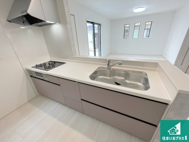 明石市大久保町西島　新築一戸建てのキッチン|子供を見守りながらお料理が出来るため家族のコミュニケーションか増えます♪スペースが広く確保されている為お子様が大きくなったときは一緒に料理を楽しめます♪