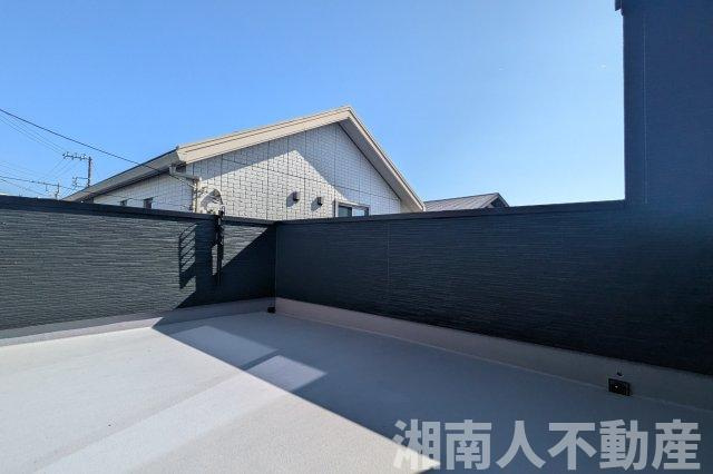 藤沢市鵠沼橘２丁目８－４１新築戸建てのバルコニー|外からの目が気にならないバルコニーで洗濯物が干せます