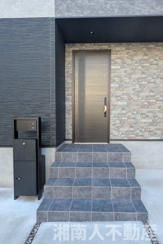 藤沢市鵠沼橘２丁目８－４１新築戸建ての玄関|毎日通る玄関はこちらです