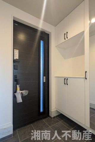 藤沢市鵠沼橘２丁目８－４１新築戸建ての玄関|収納もある玄関です