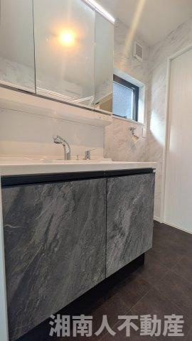 藤沢市鵠沼橘２丁目８－４１新築戸建ての独立洗面台|独立洗面台で身支度をすべて済ませてしまいましょう