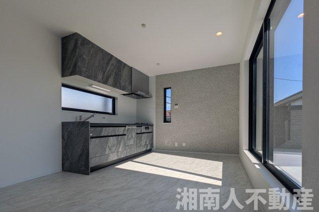 藤沢市鵠沼橘２丁目８－４１新築戸建ての居間・リビング|こちらの居間で趣味の時間をお楽しみください