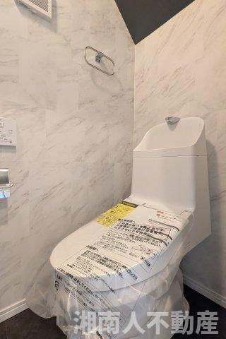 藤沢市鵠沼橘２丁目８－４１新築戸建てのトイレ|コンパクトで使いやすいトイレです