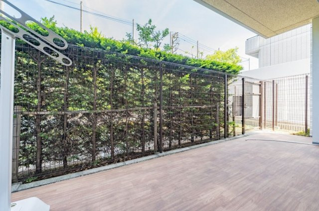 【balcony】テラスの奥行は約2.5mございます。