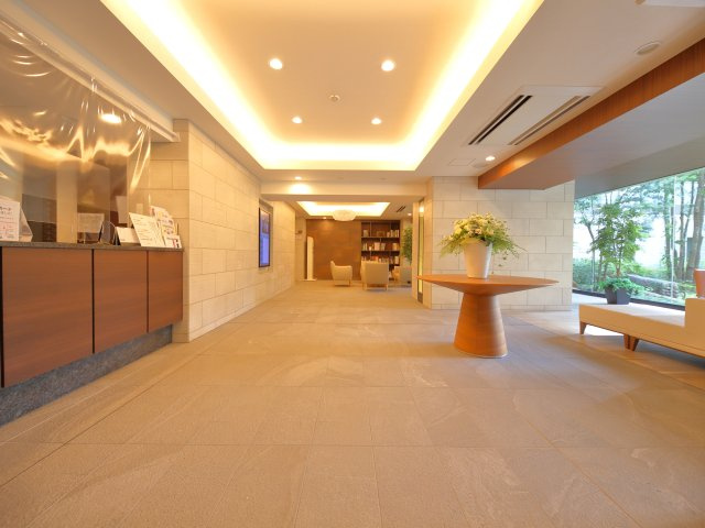 【Garden lounge】窓際の床と天井は木調の風合いで、緑溢れる風景と一体感を創出しています。