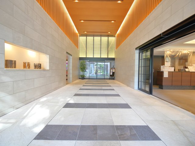 【Lobby】ダイナミックな2層吹抜の大空間「アトリウムロビー」は歩みを進めるごとに心が安らぎます。来訪者が息を飲む様なエントランスロビーが歓迎の心を伝えます。